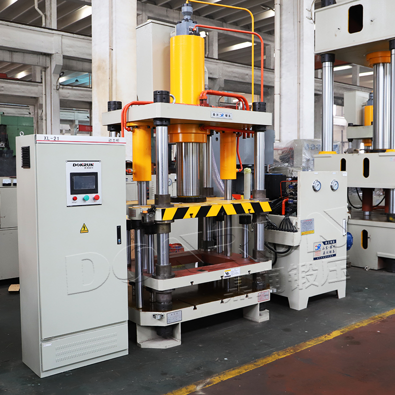 120t四梁四柱液压机生产车间